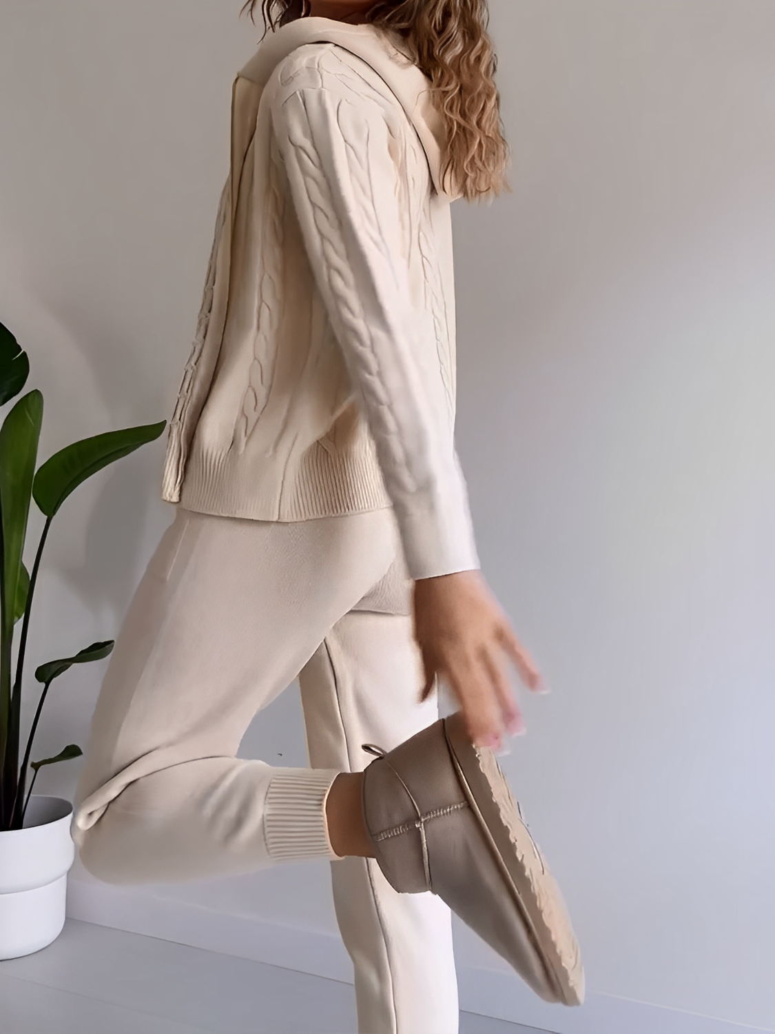 Conjunto Feminino de Tricô com Jaqueta Texturizada com Zíper e Calça Jogger de Cintura Elástica - Ciara