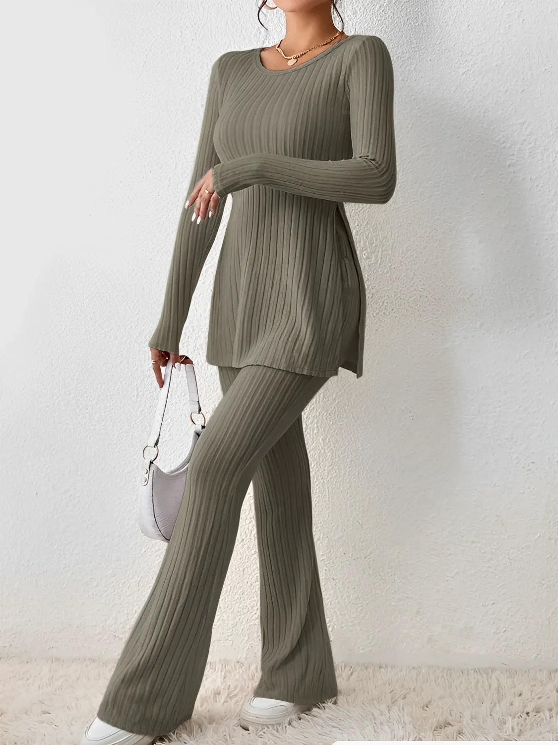 Conjunto Feminino em Tricô Canelado com Blusa Mullet Manga Longa com Fendas Laterais e Calça Flare com Cintura Alta Elástica - Sabrina