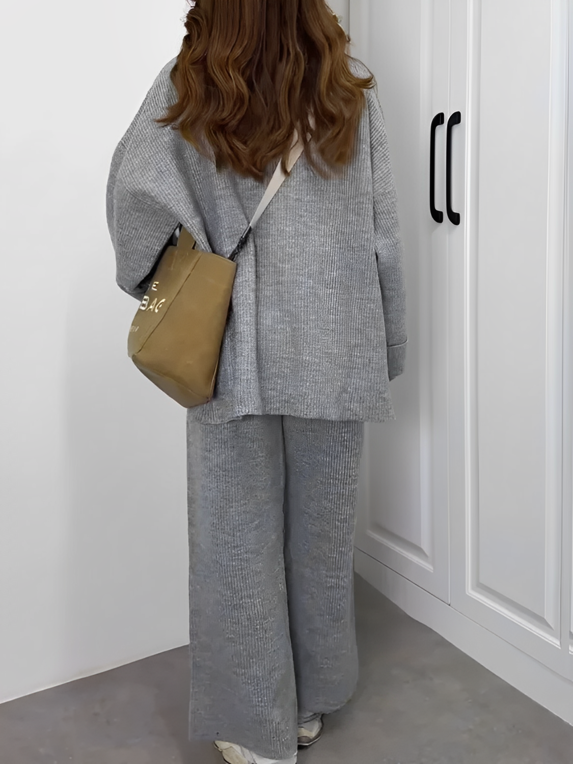 Conjunto Feminino de Tricô Canelado com Suéter Oversized Mullet e Calça com Cintura Alta Elástica - Elis