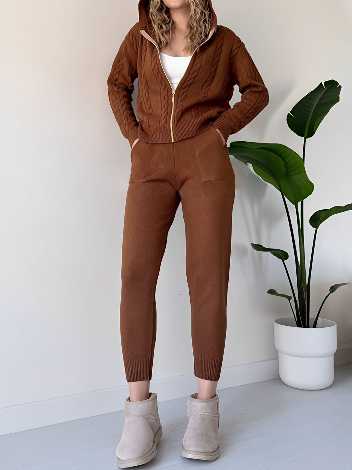 Conjunto Feminino de Tricô com Jaqueta Texturizada com Zíper e Calça Jogger de Cintura Elástica - Ciara