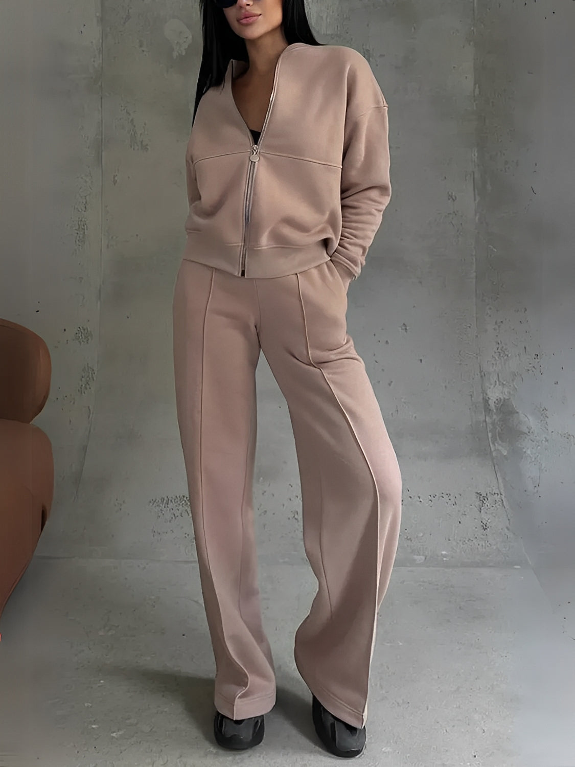 Conjunto Feminino com Jaqueta de Zíper e Calça Reta com Bolsos - Bruna