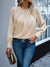Camisa Feminina Franzida com Gola Redonda e Mangas Longas - Angelina