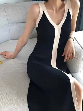 Vestido Feminino Midi Regata com Decote em V e Fenda - Aricia