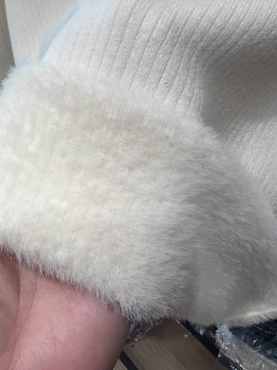 Suéter Feminino Peluciado de Algodão com Gola Alta e Textura Aconchegante - Nancy