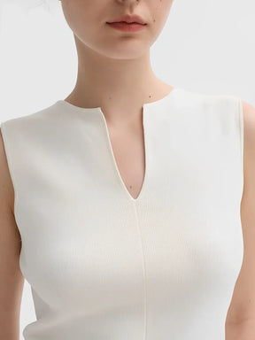 Blusa Feminina Regata Básica Decote em V Tecido Leve - Estela