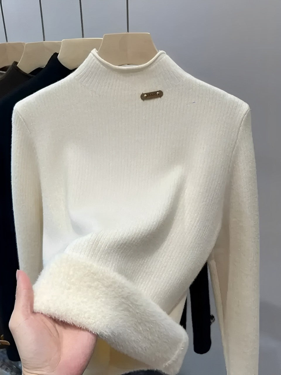 Suéter Feminino Peluciado de Algodão com Gola Alta e Textura Aconchegante - Nancy