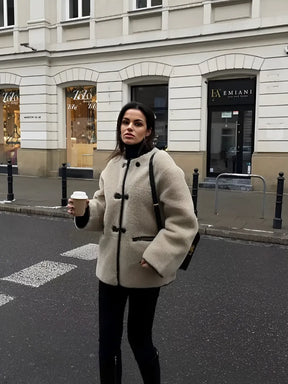 Casaco Feminino Peluciado com Botões Transpassado e Detalhes em Couro Pu - Debbie