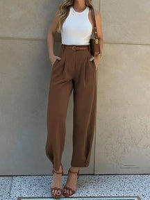 Calça Feminina Slim Cintura Média com Pregas Bolsos Funcionais e Cinto - Ester