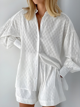 Conjunto Feminino de Camisa Laise de Mangas Longas e Shorts Cintura Alta Texturizado - Cate