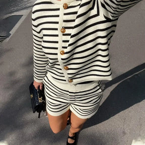Conjunto Feminino Listrado de Cardigan com Botões e Shorts - Caroline